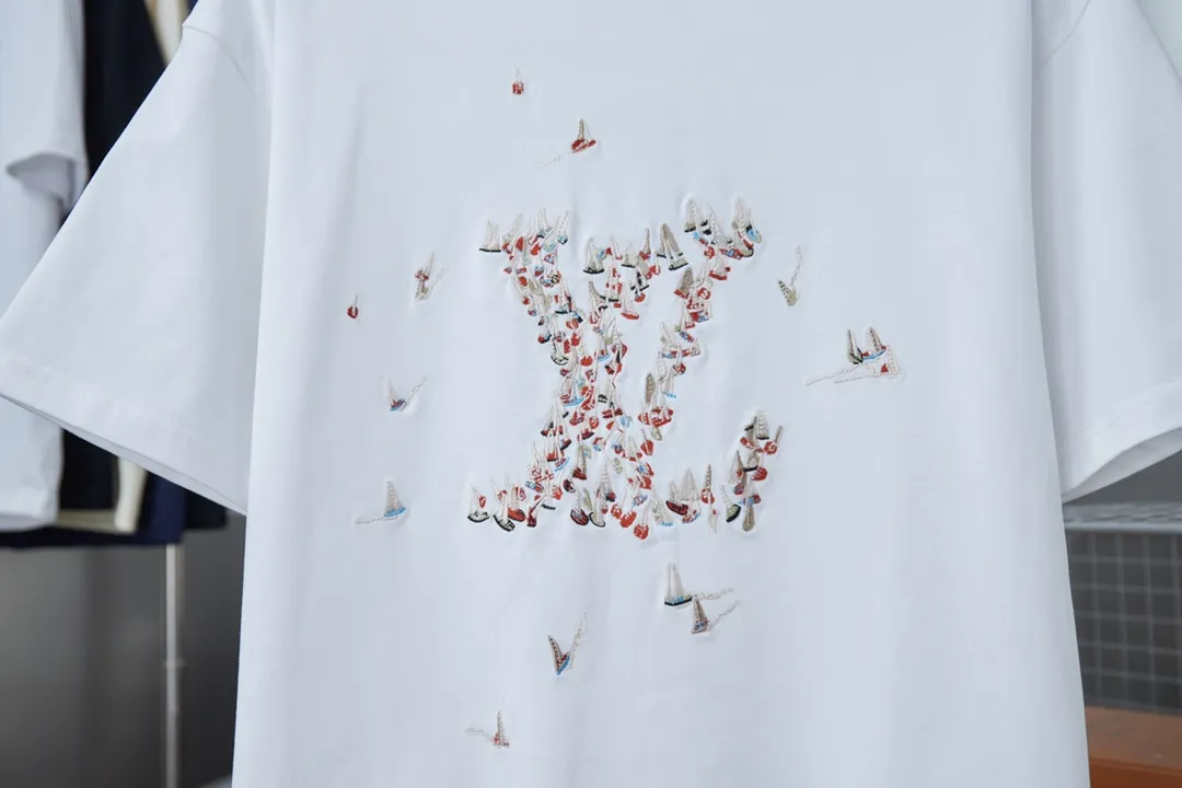 🅿️180 1V 25SS new style in early spring Colorful embroidered sailboat Lv letter short sleeve Light luxury essential item for daily commuting for men and women Correct version Welcome to compare Detailed features · 320g 100% pure cotton double yarn jersey fabric · Custom dyed in the same vat with special thickening 32 pieces of double-strand 1X1 thread · The front panel uses multi-needle embroidery technology to embroider the colorful sailboat pattern Lv letter graphics · Back panel ghost back design + sailboat pattern + letter logo embroidery · Double-needle cross-stitching process · Original main mark, washed tag, branded moisture-proof paper packaging Color: black/white Size: S/M/L/XL